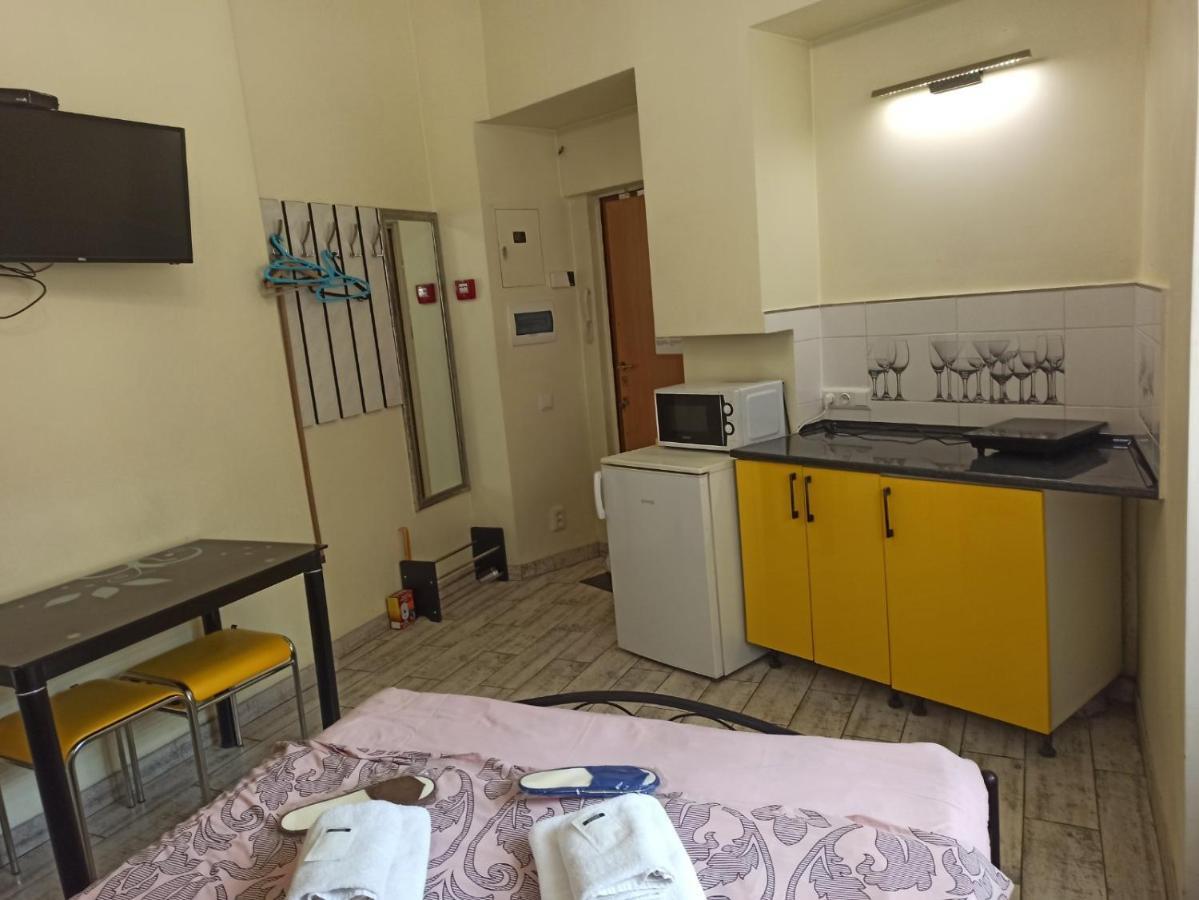 Smart Yellow Apartment-15 Хв Від Жд Вокзалу Lviv Ngoại thất bức ảnh